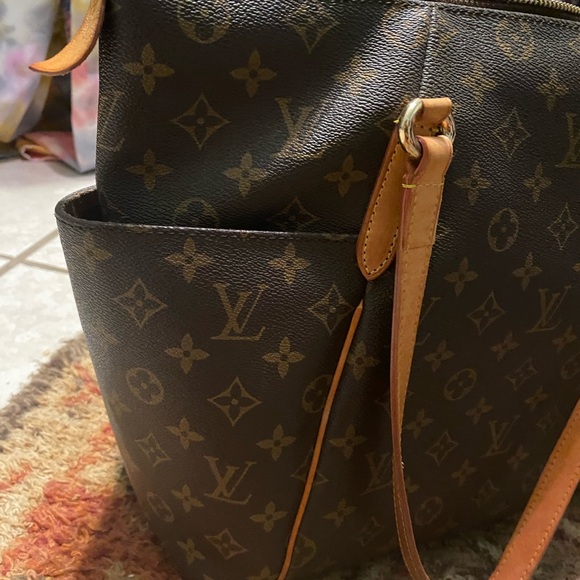 *SOLD* Louis Vuitton Carry All Tote - Picture 3 of 12